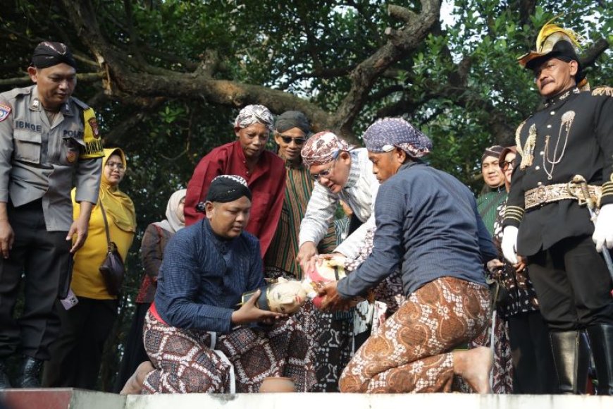 Ribuan Warga Saksikan Upacara Adat Saparan Bekakak di Ambarketawang