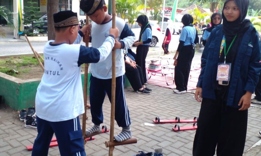 Permainan Tradisional Egrang Memeriahkan Peringatan Hari Anak Nasional