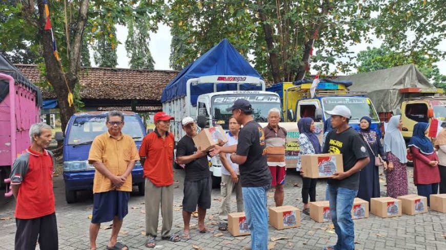 Sambut HUT RI, Jogjess dan Polda DIY Bagikan Bendera Merah Putih untuk Sopir Truk
