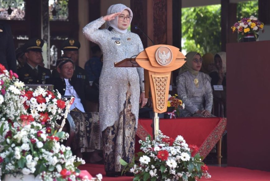 Bupati Kebumen Lilis Nuryani Inspektur Upacara HUT ke-80 RI di Pendopo Kabumian