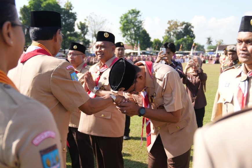 Bupati dan Wakil Bupati Sleman Menerima Penghargaan Lencana Darma Bakti