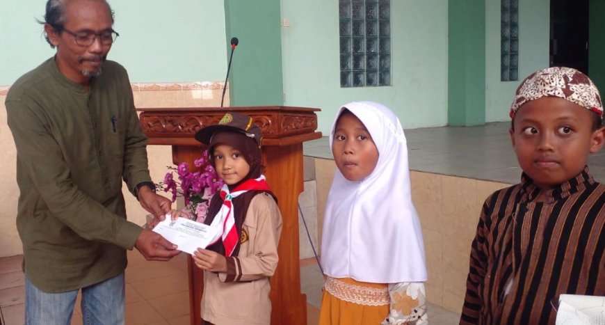 Kalurahan Sidomulyo Bantul Beri Beasiswa Siswa Berprestasi