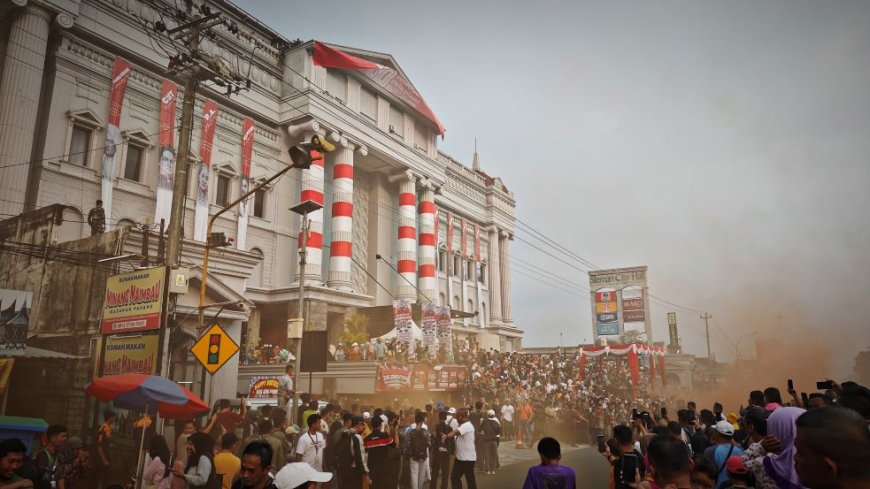 Parade Kendaraan Tempur Meriahkan IDME 2025 di Sleman City Hall