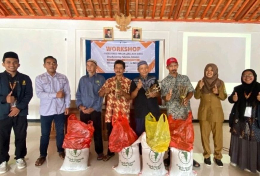 Produsen Pupuk Organik “Tumbuh Rejo” dan Mahasiswa IAI An-Nawawi Bantu Petani di Desa Kalijering