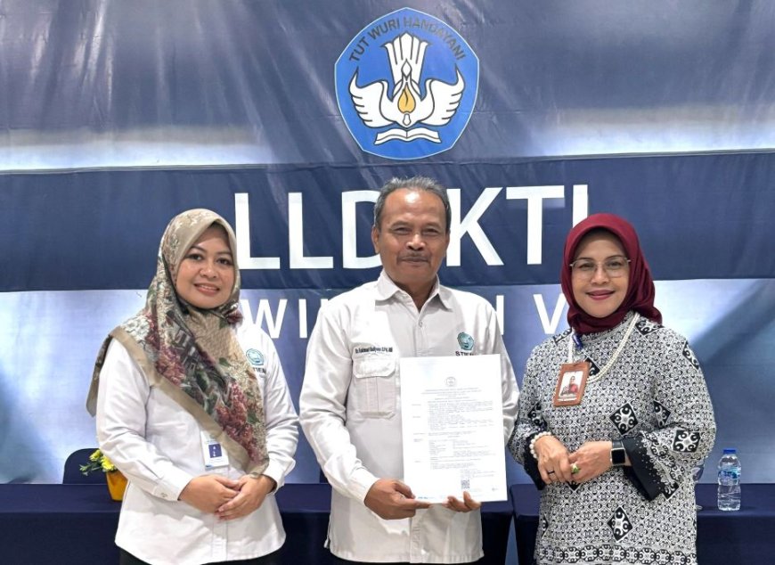 Rokhmad Budiyono Mantan Loper Koran Raih Gelar Associate Professor