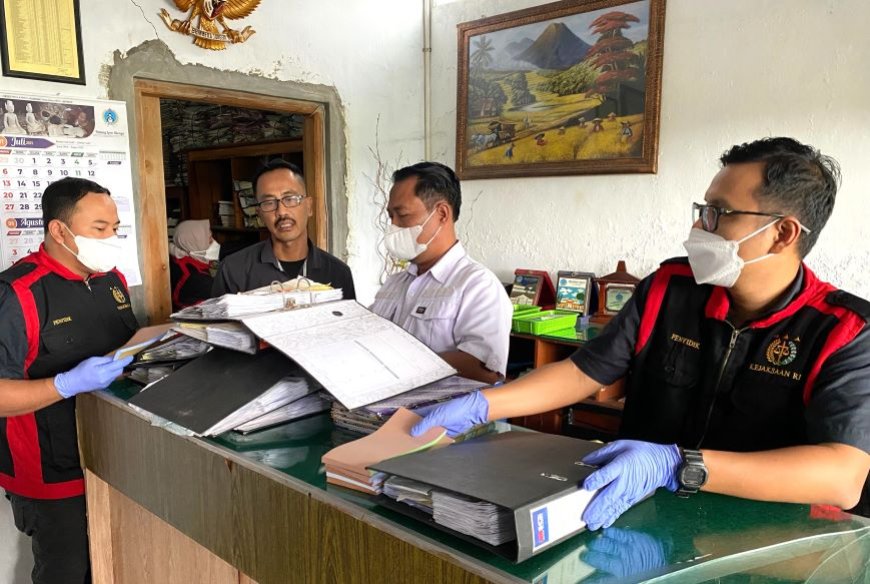 Penyidik Kejari Kulonprogo Geledah Kantor BUKP Galur