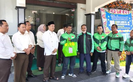 Peringati Harlah ke-80 Kejaksaan, Kejari Kulonprogo Berbagi Bingkisan untuk Ojek Online