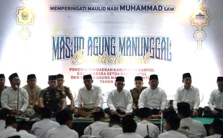 Masjid Agung Manunggal Bersholawat Menutup Rangkaian Gebyar Maulid