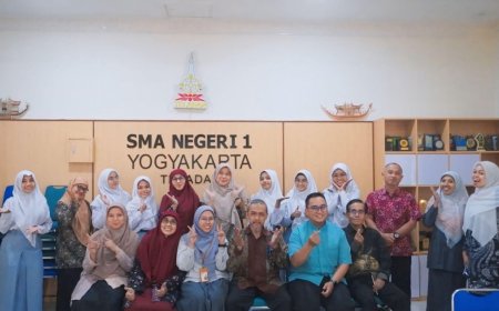 Pelajar SMAN 1 Yogyakarta Berlatih Hidroponik
