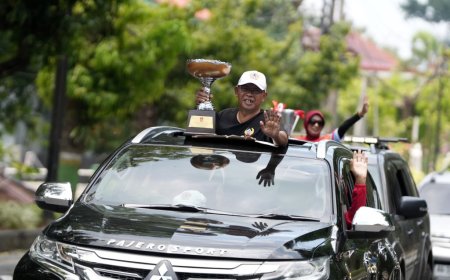 Atlet dan Ofisial Sleman Kirab Bawa Piala Porda DIY