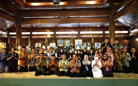 Keluarga Besar Yayasan Wangsa Manggala dan UMBY Ziarah ke Astana Giribangun