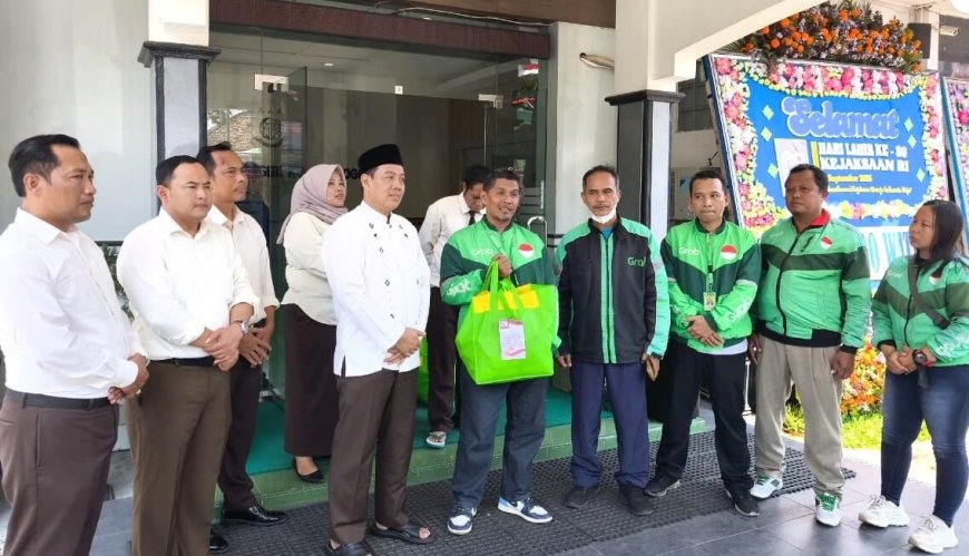 Peringati Harlah ke-80 Kejaksaan, Kejari Kulonprogo Berbagi Bingkisan untuk Ojek Online