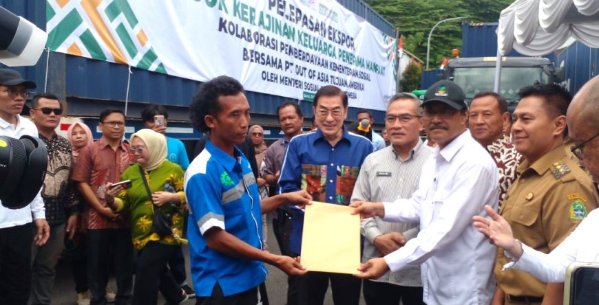 Menteri Sosial Saifullah Yusuf Lepas Lima Kontainer Ekspor Produk Kerajinan Bantul