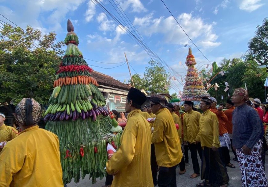 Peringati Maulid Nabi Muhammad SAW, Warga Padukuhan Monggang Gelar Kirab Gunungan Hasil Bumi