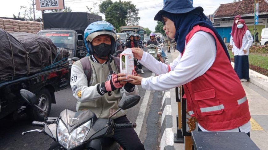 Peduli Perubahan Iklim, PMI Sleman Bagikan Bibit Pohon