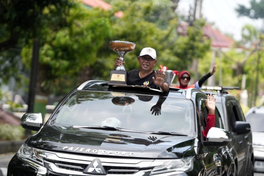 Atlet dan Ofisial Sleman Kirab Bawa Piala Porda DIY