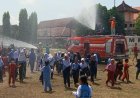 Disemprot Air Mobil Damkar, Ratusan Anak TK dan SD Kegirangan
