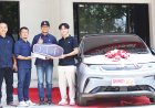 Loyalitas 14 Tahun Berbuah Manis. Mahasiswa Solo Ini Bawa Pulang Mobil Listrik BYD Dolphin dari SIMPATI HOKI 2025