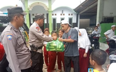 Polsek Prembun dan Pedagang Pasar Prembun Berbagi Sembako untuk Santri