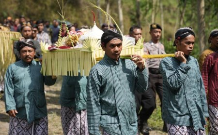 Warga Kepuharjo Sleman Gelar Upacara adat Dandan Kali “Becekan”