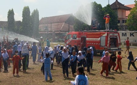 Disemprot Air Mobil Damkar, Ratusan Anak TK dan SD Kegirangan