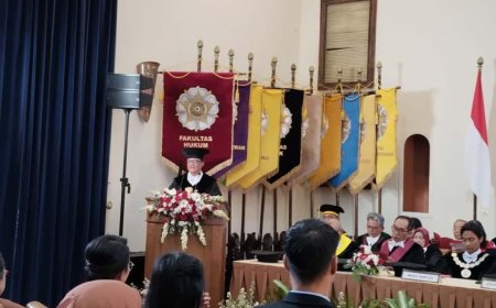 UGM Mengukuhkan Prof Jaka Triyana sebagai Guru Besar Hukum HAM Internasional