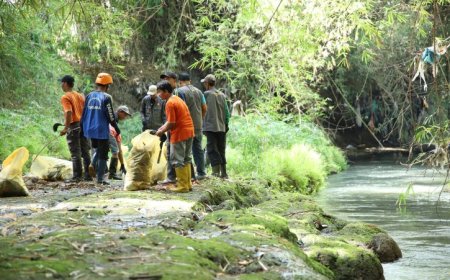 Ratusan Relawan Turun ke Kali Code, Bersihkan Sampah