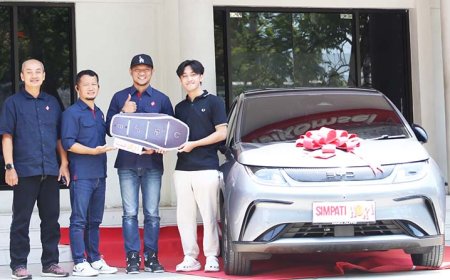 Loyalitas 14 Tahun Berbuah Manis. Mahasiswa Solo Ini Bawa Pulang Mobil Listrik BYD Dolphin dari SIMPATI HOKI 2025