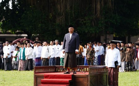 Bupati Sleman Bersarung Pimpin Upacara Hari Santri