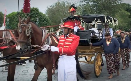 Saat Dua Kereta Pusaka Keraton Yogyakarta Melaju di Malioboro