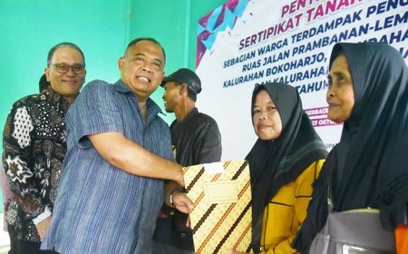 Bupati Serahkan 113 Sertifikat Tanah Keada Warga Terdampak Jalan Prambanan-Lemahbang