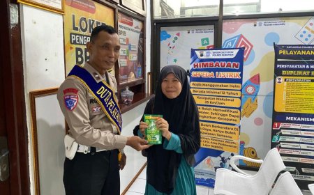 Pemohon SIM dan BPKB di Kebumen Peroleh Bingkisan Sabun