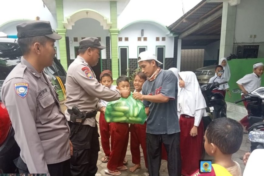 Polsek Prembun dan Pedagang Pasar Prembun Berbagi Sembako untuk Santri