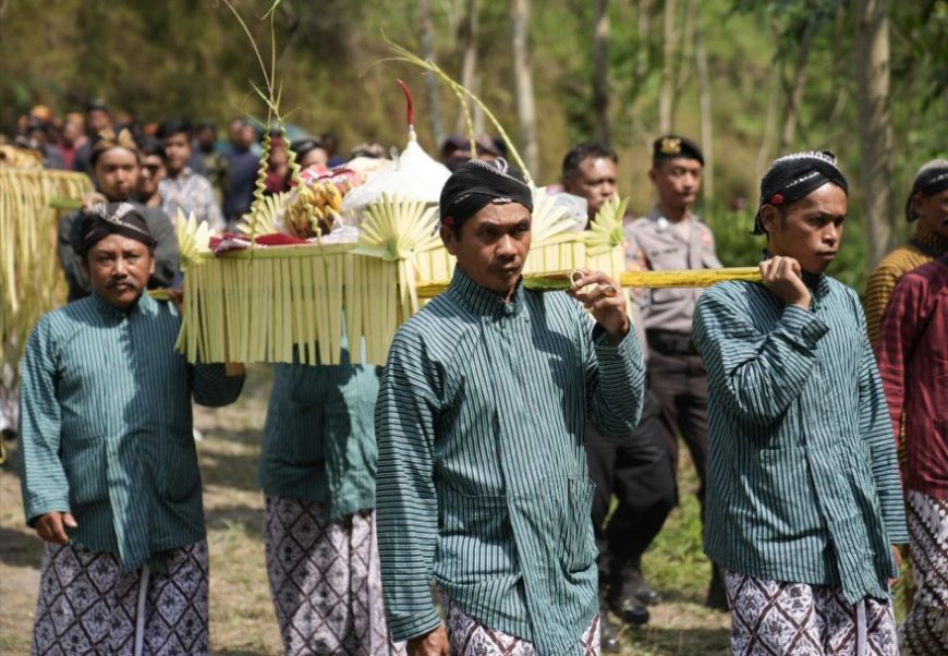 Warga Kepuharjo Sleman Gelar Upacara adat Dandan Kali “Becekan”