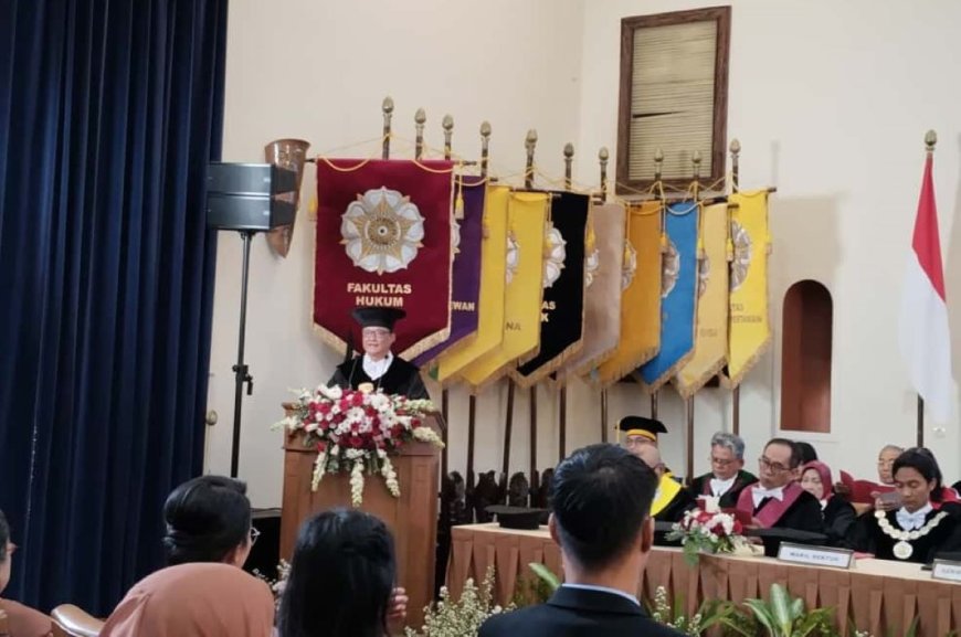 UGM Mengukuhkan Prof Jaka Triyana sebagai Guru Besar Hukum HAM Internasional