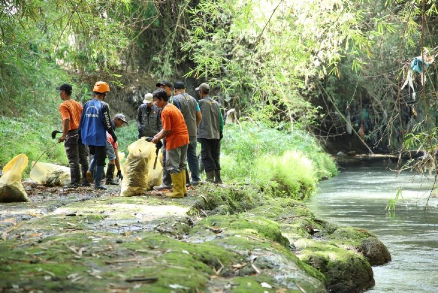 Ratusan Relawan Turun ke Kali Code, Bersihkan Sampah