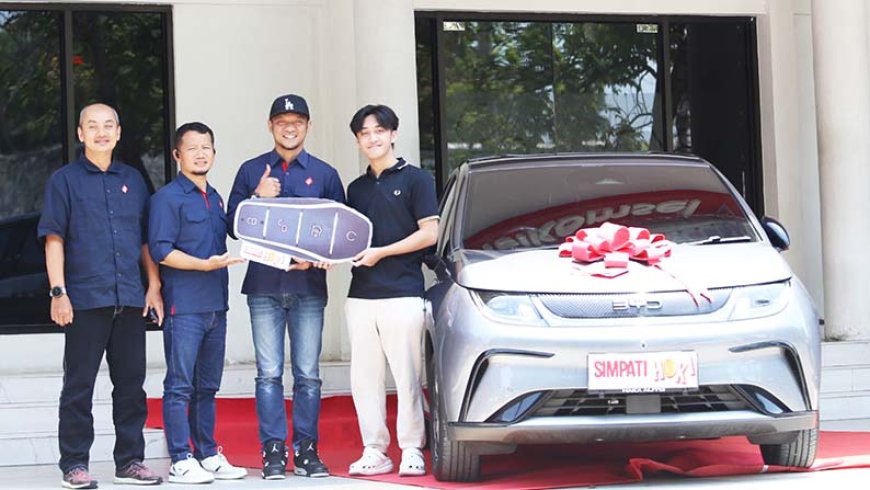Loyalitas 14 Tahun Berbuah Manis. Mahasiswa Solo Ini Bawa Pulang Mobil Listrik BYD Dolphin dari SIMPATI HOKI 2025