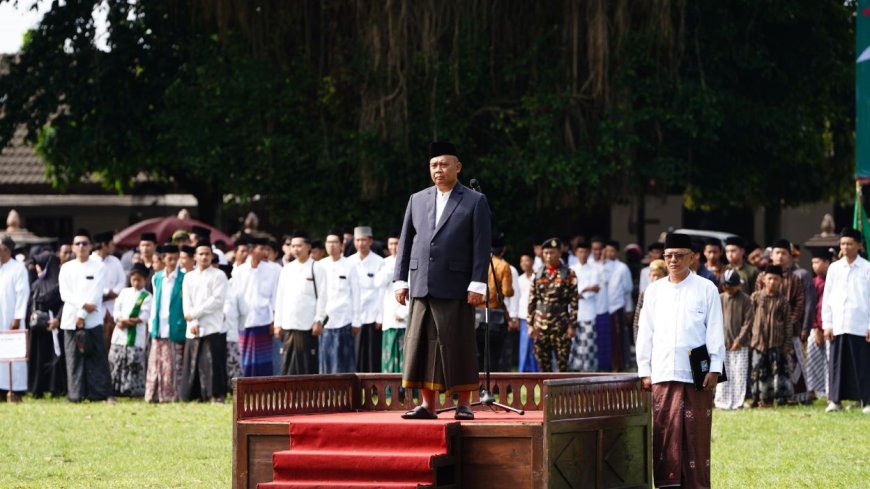 Bupati Sleman Bersarung Pimpin Upacara Hari Santri