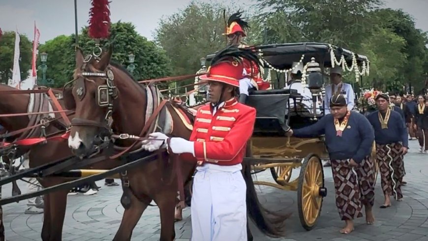 Saat Dua Kereta Pusaka Keraton Yogyakarta Melaju di Malioboro