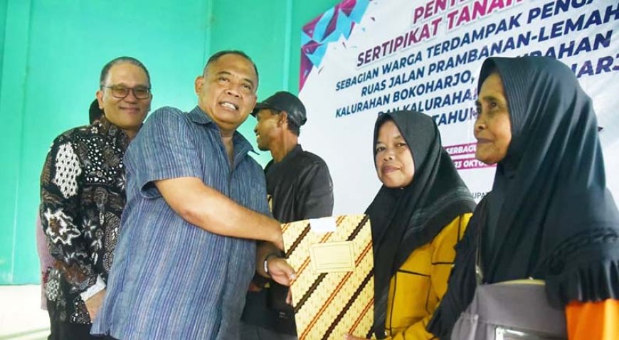 Bupati Serahkan 113 Sertifikat Tanah Keada Warga Terdampak Jalan Prambanan-Lemahbang