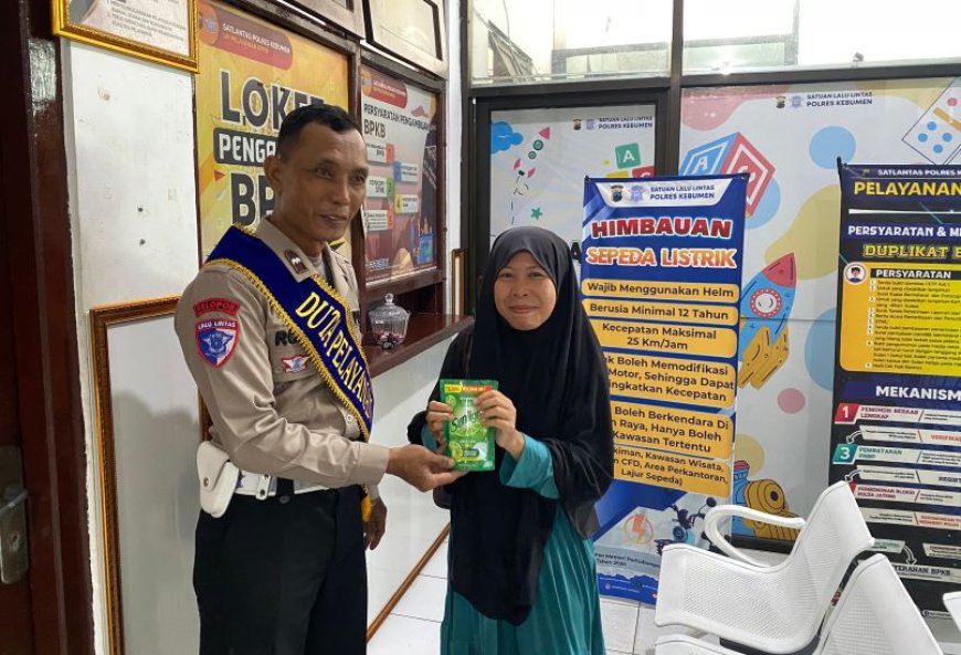 Pemohon SIM dan BPKB di Kebumen Peroleh Bingkisan Sabun