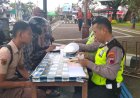 Petugas Satlantas Polres Purworejo Berbagi Biskuit
