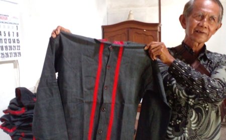 Abdi Dalem Pemikul Tandu Jenazah PB XIII Berpakaian Khusus