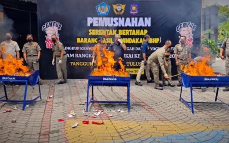 Asap Tebal Mengepul dari Tumpukan Rokok Ilegal