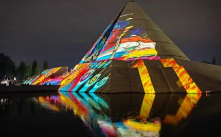 Cahaya Warna-warni Menari di Dinding Monjali