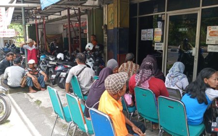 Demi BLT DBHCHT, Buruh Tani Tembakau Rela Antre Berjam-jam di BPR Bank Klaten