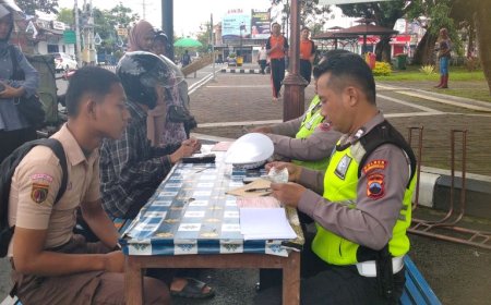 Petugas Satlantas Polres Purworejo Berbagi Biskuit