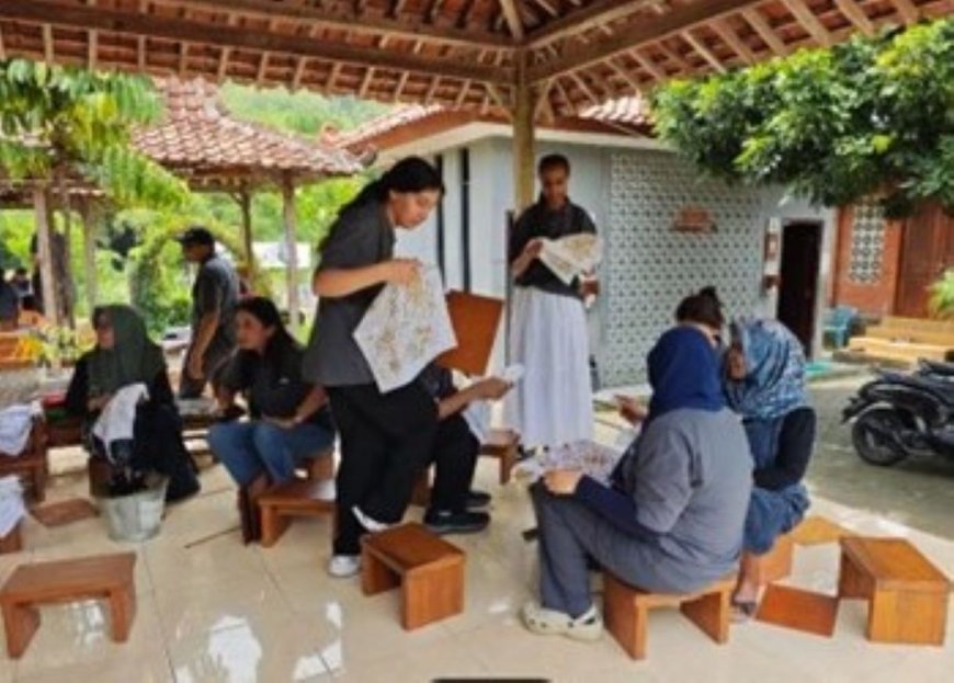 Mahasiswa dari Berbagai Negara Belajar Membatik di Imogiri