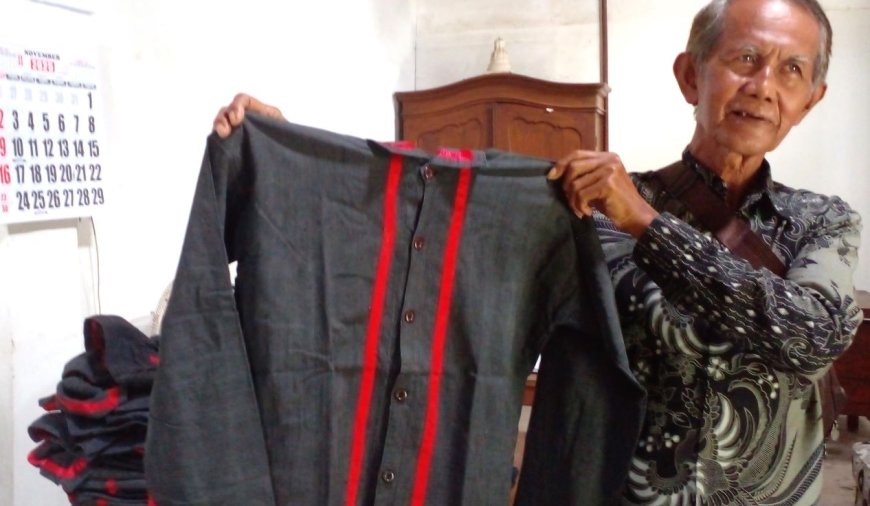 Abdi Dalem Pemikul Tandu Jenazah PB XIII Berpakaian Khusus