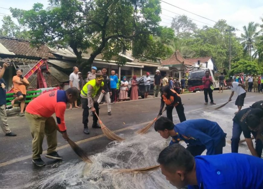 Kecelakaan Maut di Depan Pasar Kalijambe Purworejo, Solar Tumpah di Jalan